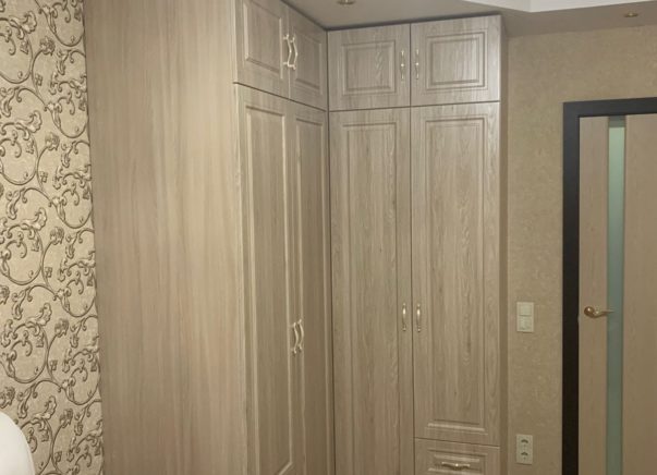 Угловой распашной шкаф Приоритет