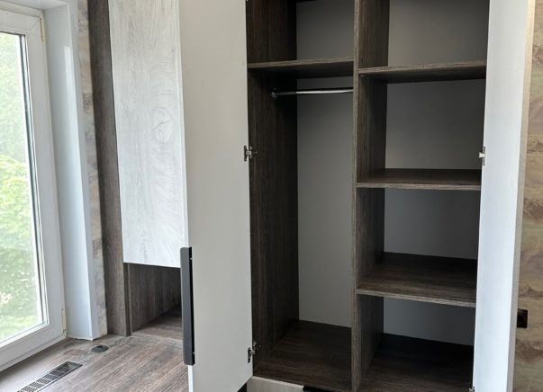 Распашной шкаф с рабочей зоной Эрнест