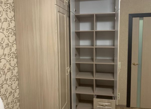 Угловой распашной шкаф Приоритет