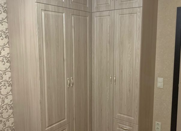 Угловой распашной шкаф Приоритет